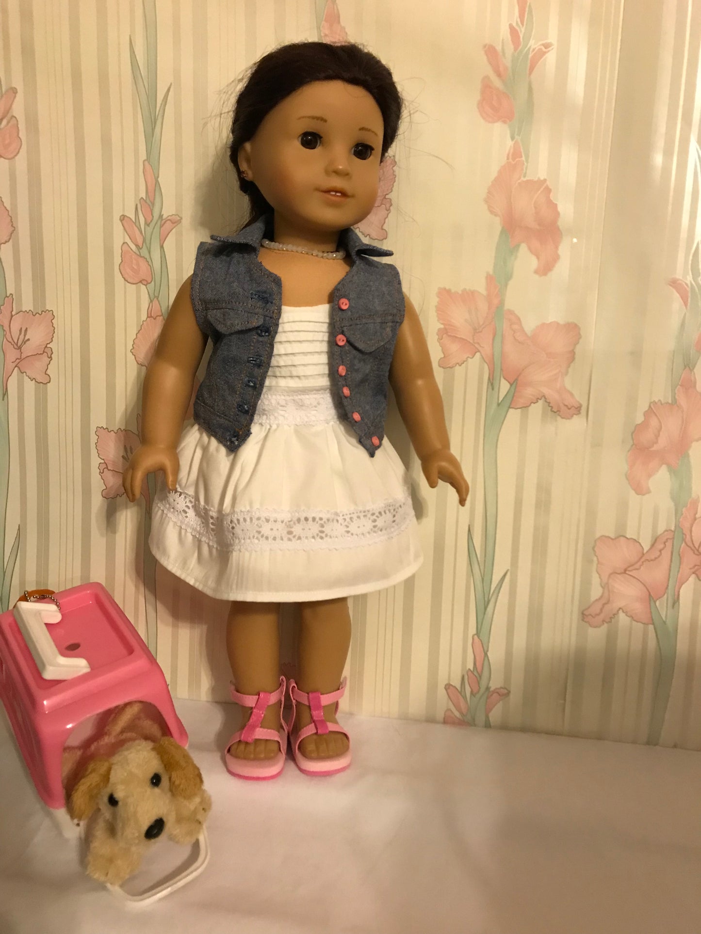 AG126 - White dress with denim jacket and pink sandals